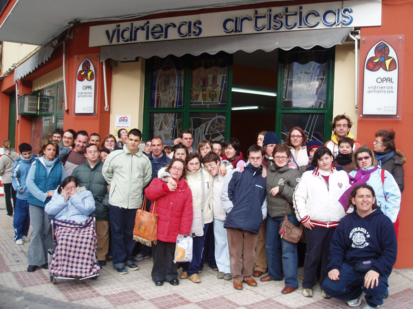 Los jóvenes de AVIVA a la puerta del taller de vidrieras